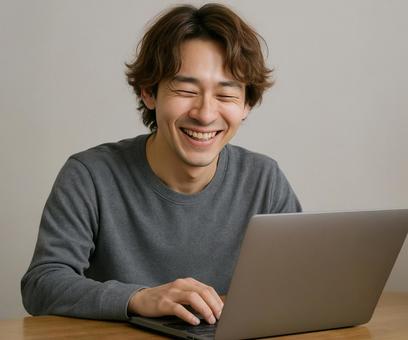 オンライン業務中の明るい笑顔の男性 オンライン業務中の明るい笑顔の男性の写真