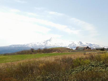 にかほ高原から見る鳥海山 鳥海山,山,残雪の写真素材