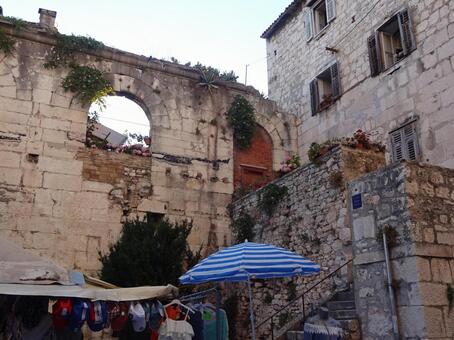 スプリト　遺跡のある街並み　露店 クロアチア,スプリト,露店の写真素材