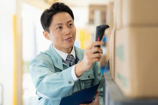 倉庫で働く男性作業員 倉庫で働く男性作業員 倉庫,工場,宅配の写真素材