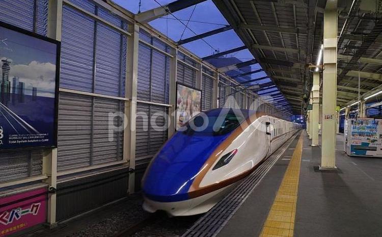 軽井沢駅を通過する新幹線 軽井沢駅,軽井沢,駅舎の写真素材