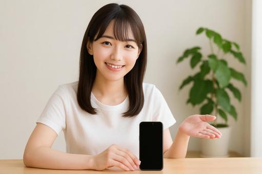 スマホ紹介する女性の写真