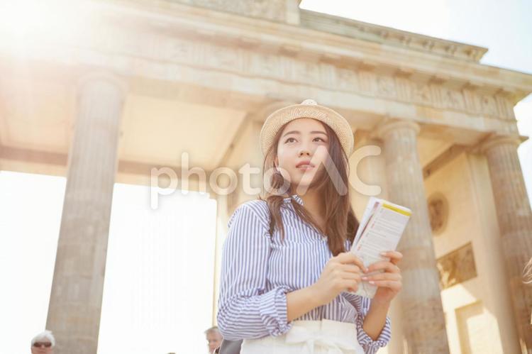 地図を見る海外旅行中の女性16 海外旅行,女性,日本人の写真素材