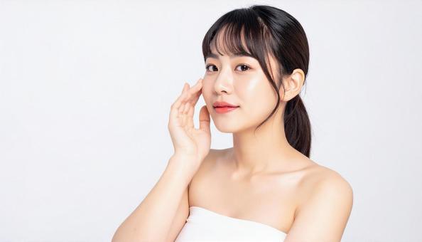 保湿ケアをする若い日本人女性 保湿ケアをする若い日本人女性の写真