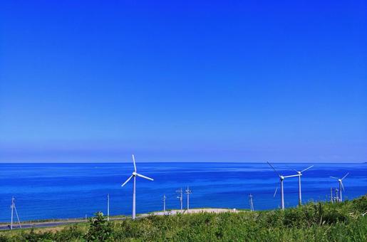 夏の青い海空と海岸沿いの小型風力発電施設 夏の青い海空と海岸沿いの小型風力発電施設 海,青空,夏の写真素材