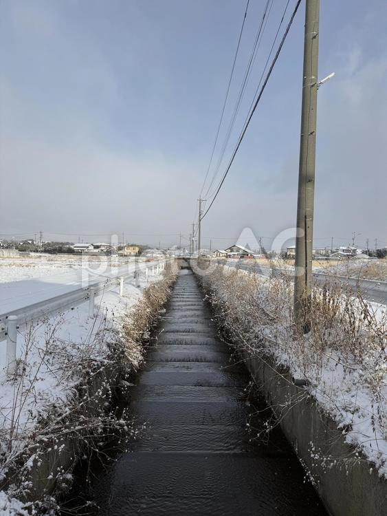 長野県塩尻市　鋳物師川（冬） 鋳物師川,川,riverの写真素材