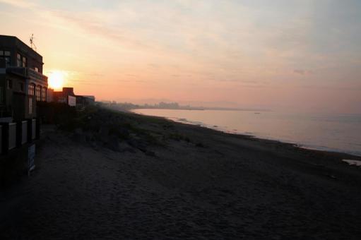 函館海岸通りから眺める朝焼けの函館の海 函館海岸通りから眺める朝焼けの函館の海の写真