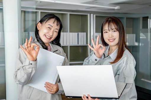 OKサインを出す女性 OKサインを出す女性 女性,笑顔,二人の写真素材
