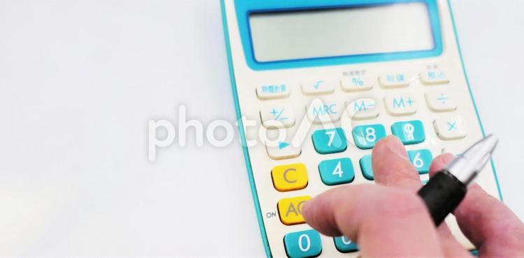 電卓を打つイメージ01 電卓,計算,経理の写真素材