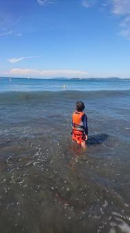 海で遊び子供 海で遊び子供 波打ち際,海,海で遊ぶ子供の写真素材