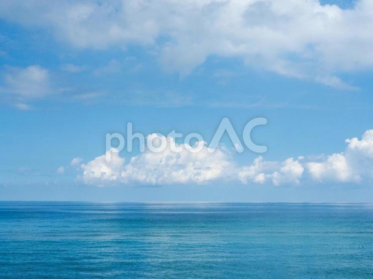 青い空と青い海のきれいな写真 海,青空,青いの写真素材