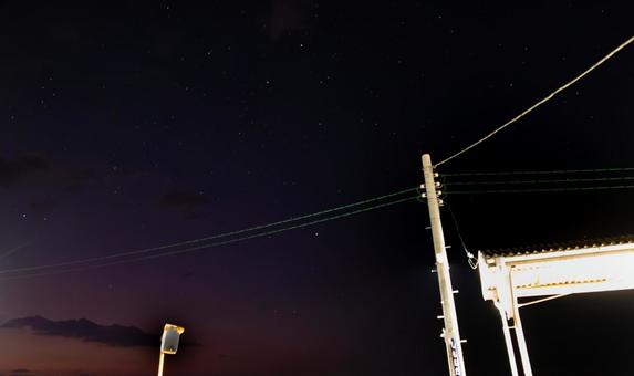駅の屋根に広がる星空の調べ 駅の屋根に広がる星空の調べの写真