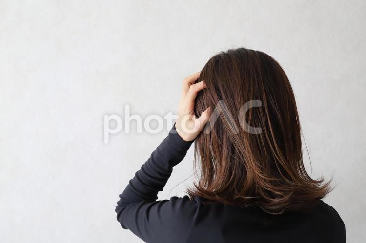 頭を抱える女性　悩みイメージ 悩み,頭を抱える女性,頭痛の写真素材