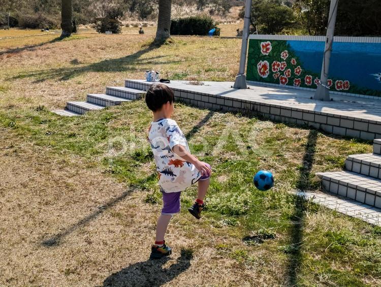 ＜素材＞公園でボール遊びをする少年 子供,サッカー,スポーツの写真素材