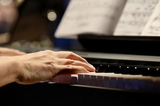 ピアノと手 ピアノと手 ピアノ,jazz,楽器の写真素材