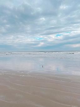 海に写った雲からの光 海に写った雲からの光 海,雲,空の写真素材