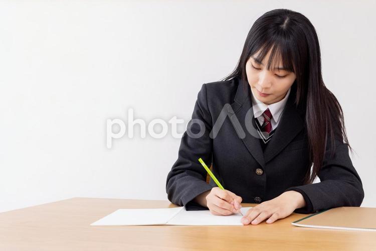 授業を真面目に受ける女子高生 女性,女子高生,受験生の写真素材