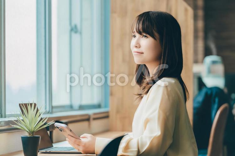 デスクワークをする女性・ビジネスウーマン 女性,ビジネス,パソコンの写真素材
