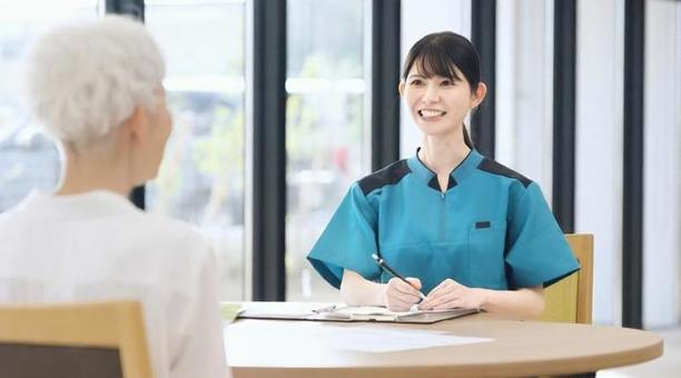 介護施設の説明をするアジア人介護士 介護施設の説明をするアジア人介護士 高齢者,介護施設,説明の写真素材
