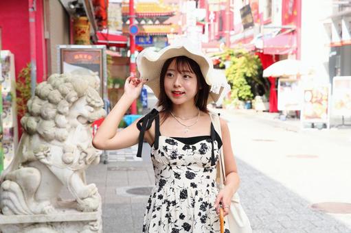 中華街を散歩する女性 中華街を散歩する女性 女性,若い,美しいの写真素材