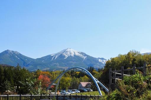 美瑛白ひげの滝から見た十勝岳連峰 美瑛白ひげの滝から見た十勝岳連峰 美瑛,白ひげの滝,十勝岳連峰の写真素材