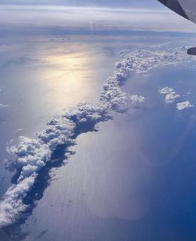 飛行機の上から見た夕焼け雲 飛行機の上から見た夕焼け雲の写真