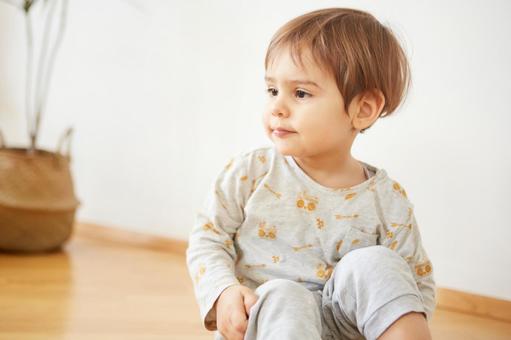 床に座る男の子3 床に座る男の子3の写真