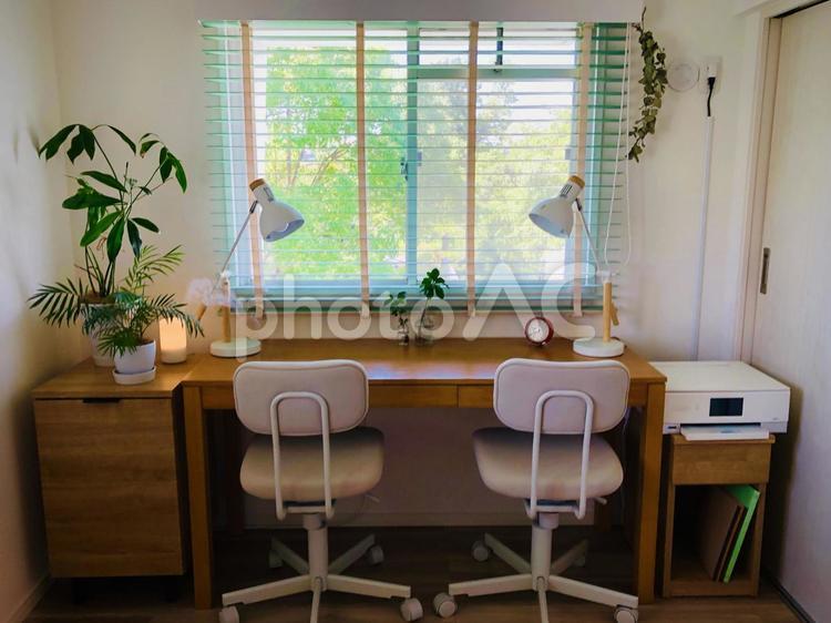 おしゃれで寛げる勉強部屋5 机,デスク,椅子の写真素材