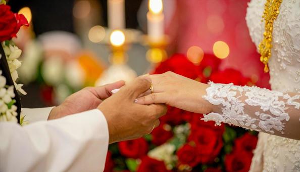 結婚指輪の交換手元のクローズアップ 結婚指輪の交換手元のクローズアップの写真