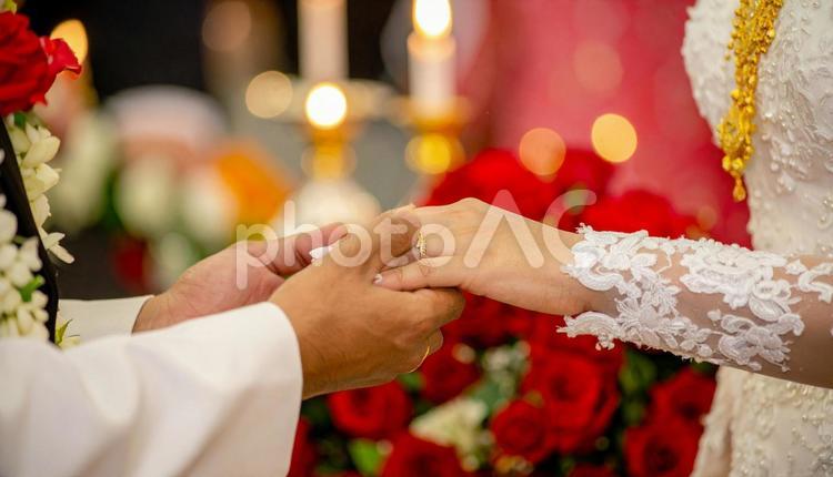 結婚指輪の交換手元のクローズアップ 結婚指輪,指輪交換,手元の写真素材