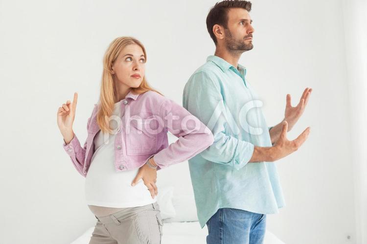 振り向く妊婦と考える男性 女性,男性,人物の写真素材