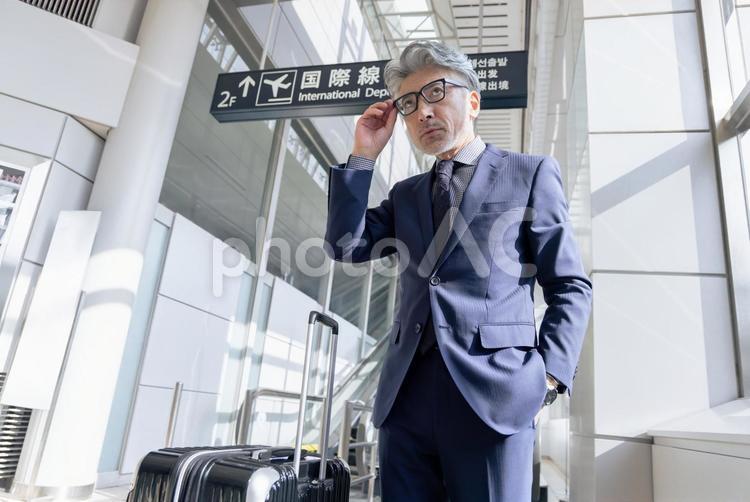 ミドル男性　空港　出張  空港,ビジネス,ミドルの写真素材