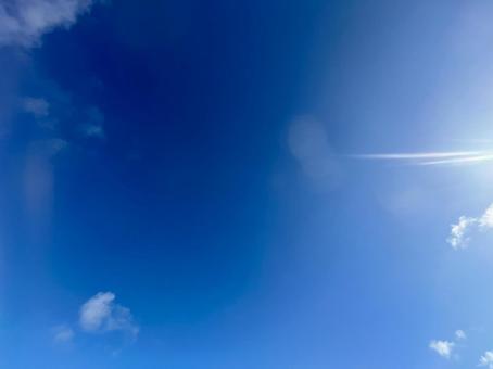 青空 夏 日差し 青空 夏 日差しの写真