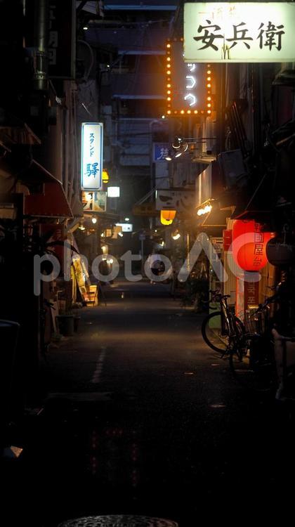 昭和の雰囲気が残る広島エキニシ飲食街 飲み屋街,裏通り,路地裏の写真素材