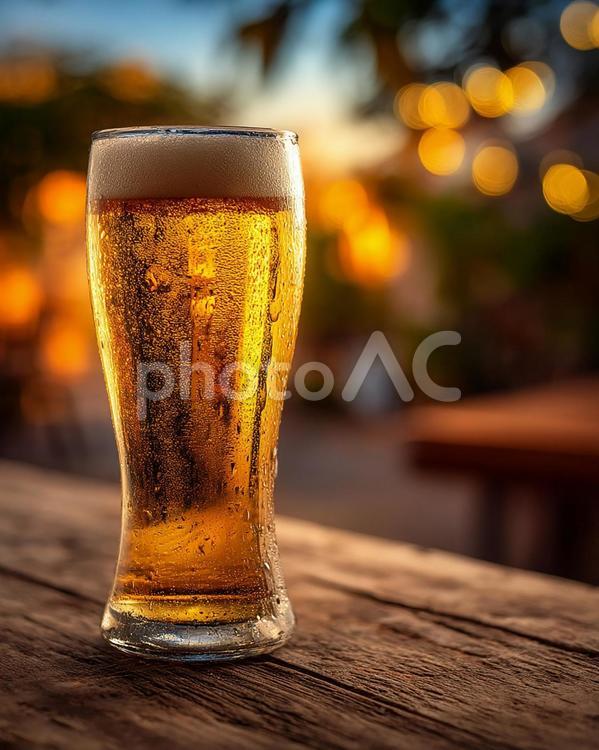 一日の終わりに：至福の一杯のビール ビール,グラス,泡の写真素材