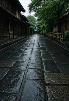 雨上がりの伝統的な日本の街並み 雨上がりの伝統的な日本の街並みの写真