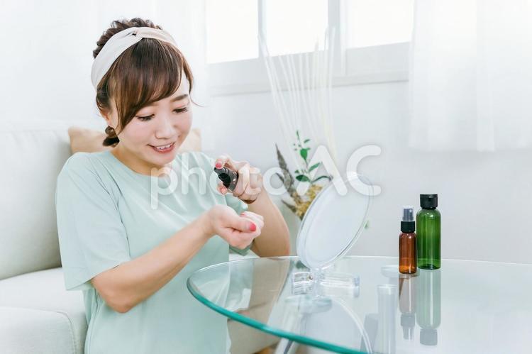 日焼け止めのスプレーをつける日本人女性 香水,アロマ,女性の写真素材