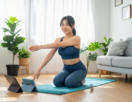 トレーニングする日本人女性 トレーニングする日本人女性の写真