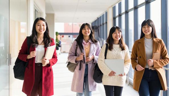 キャンパスライフを楽しむ大学生 キャンパスライフを楽しむ大学生の写真