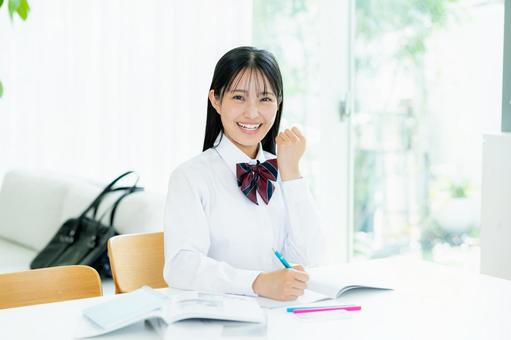 自宅で勉強をする女子高生 自宅で勉強をする女子高生 高校生,女子,笑顔の写真素材
