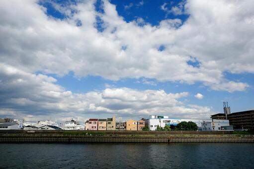 初夏｜青空と川沿いの街並み 川,青空,街並みの写真素材