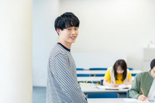 教室を歩く大学生 大学生,教室,笑顔の写真素材