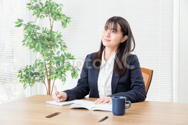 書類作りや勉強をしている女性02 会議,ミーティング,仕事の写真素材
