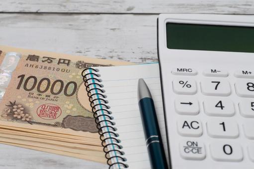 一万円札と電卓とノートで見積もりイメージ 一万円札と電卓とノートで見積もりイメージ お金,貯金,貯蓄の写真素材