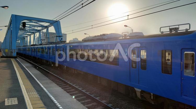 夕日を浴びる青い電車 京急,車両,ホームの写真素材