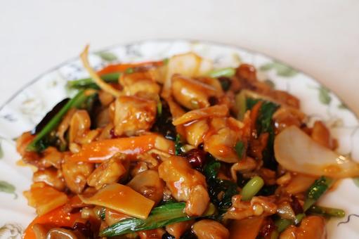 中華料理店の鶏肉のピリ辛炒め 中華料理店の鶏肉のピリ辛炒めの写真