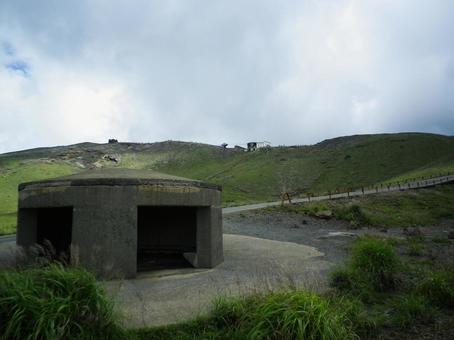 阿蘇の草原に残る、火山監視用の退避壕 阿蘇山,阿蘇,カルデラの写真素材