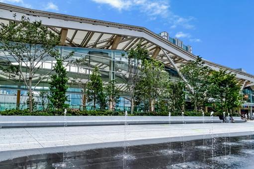噴水越しに眺める夏の高輪ゲートウェイ駅 噴水越しに眺める夏の高輪ゲートウェイ駅の写真