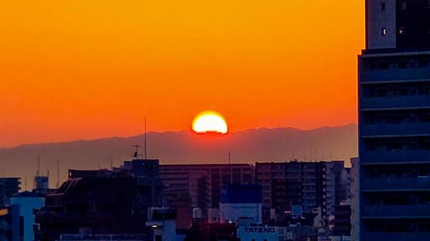 遠くに沈みゆく夕陽 遠くに沈みゆく夕陽の写真