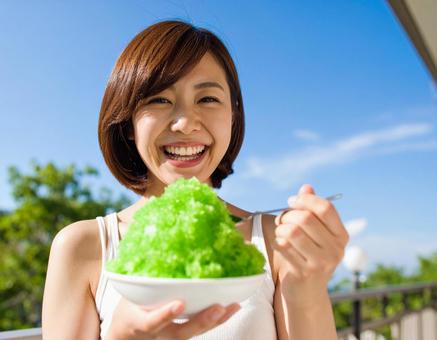 大きなかき氷（メロン味）の写真